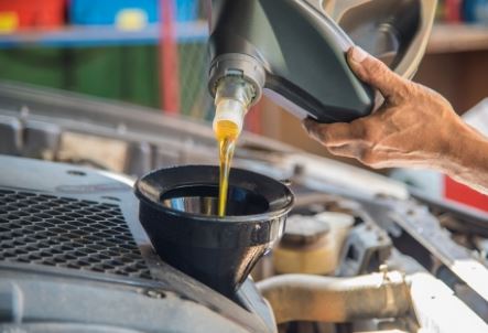 Steps to Follow When Adding Oil to an Engine